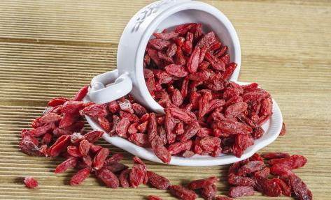 枸杞直接吃好還是泡水喝好？中醫專家終于給出答案了