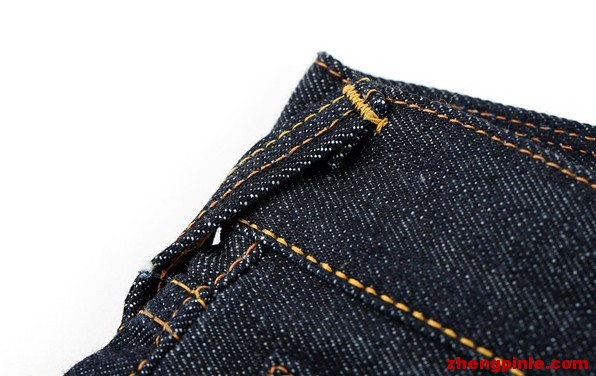 正品EVISU褲子的皮帶環(huán) 褲子后背及兩側(cè)的皮帶環(huán)都是斜著縫制的.