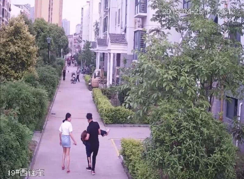 李芳跳下后,張軍和室友下樓匆忙送李芳去醫院。受訪者供圖