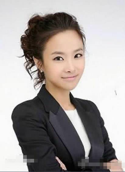 30歲韓國女主持人宋芝善跳19樓自殺，死后被曝8小時(shí)內(nèi)需同時(shí)伺候四人