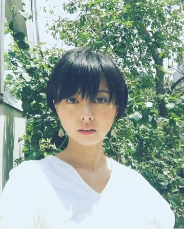 女星生二胎帶全家吃自己的胎盤,連兩歲大的長(zhǎng)女都跟著一起吃