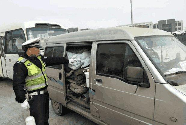 私家車后備廂裝兩箱水果就要被罰款?交警:沒罰錯交規就是這么定的