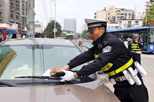 女司機(jī)注意了!往后副駕駛放這個(gè),交警查到扣3分罰款200元