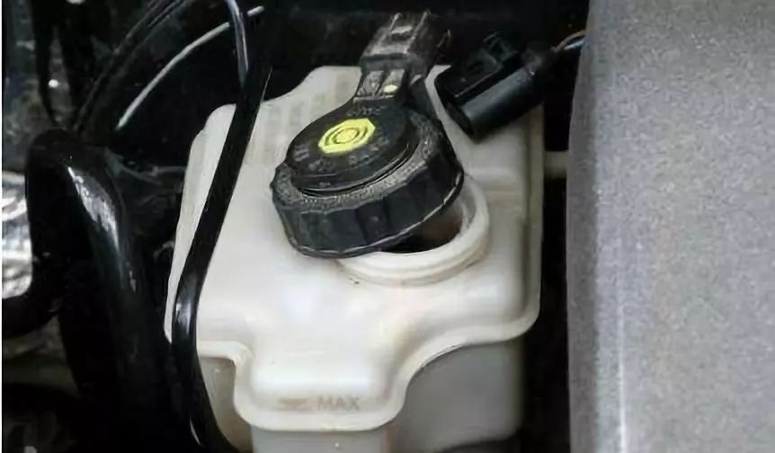 不換剎車(chē)油有什么影響 剎車(chē)油長(zhǎng)期不換會(huì)有什么后果? 不換剎車(chē)油有什么影響 剎車(chē)油長(zhǎng)期不換會(huì)有什么后果?