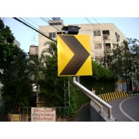 太陽能警告標志 線形誘導標志 單箭頭發光標志廠家