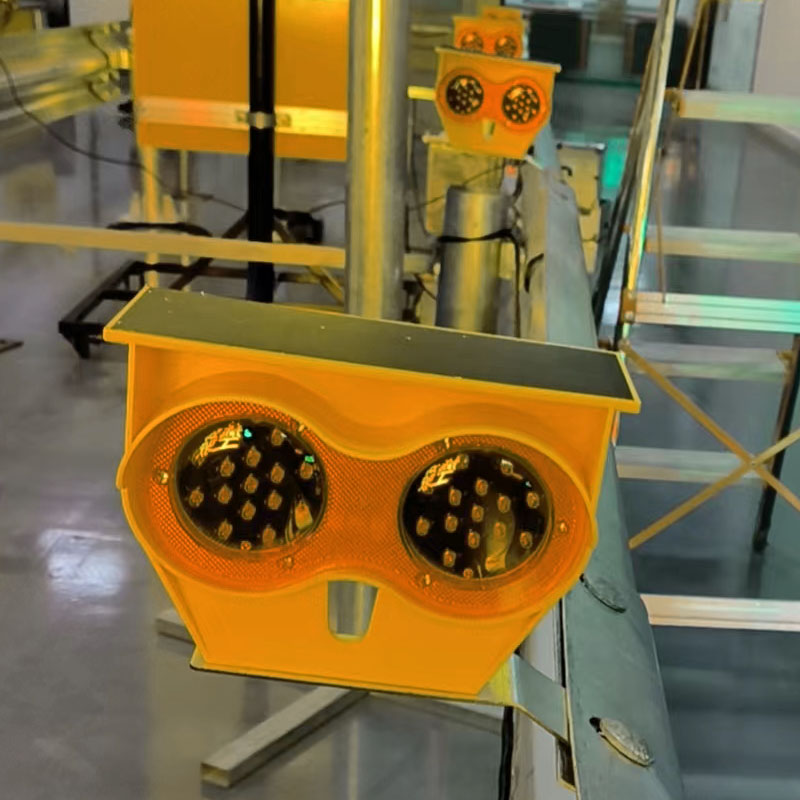 護(hù)欄太陽能同步警示燈